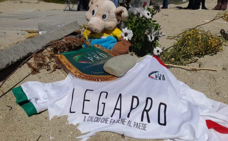 Naufragio a Cutro, la Lega Pro sulla spiaggia per omaggiare le vittime