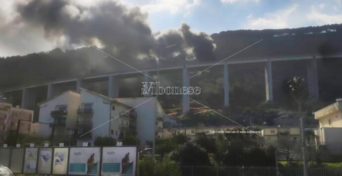 Pizzo: tir in fiamme sul ponte dell’autostrada dopo alcune esplosioni