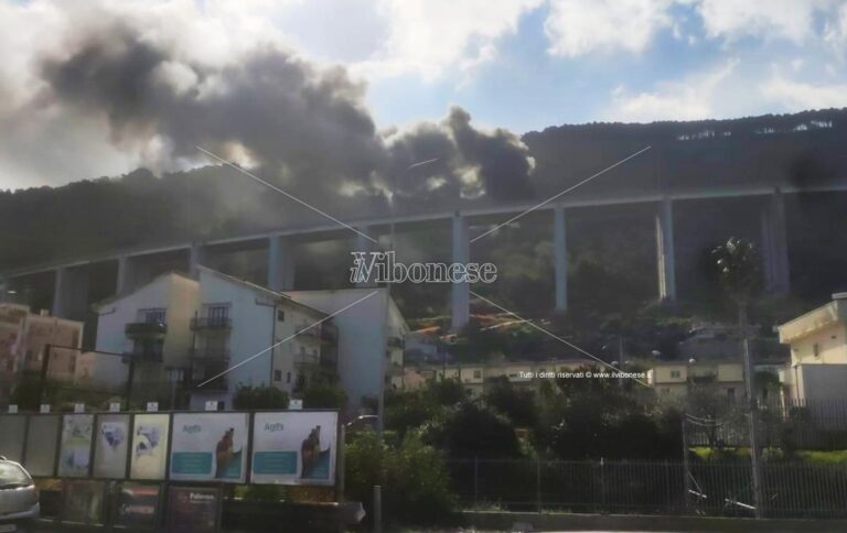 Pizzo: tir in fiamme sul ponte dell’autostrada dopo alcune esplosioni