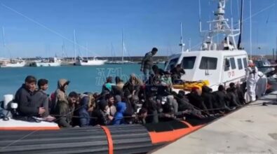 Giunti a Roccella 300 migranti: a bordo anche un cadavere