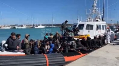 Migranti, sbarcate a Roccella Jonica altre 53 persone