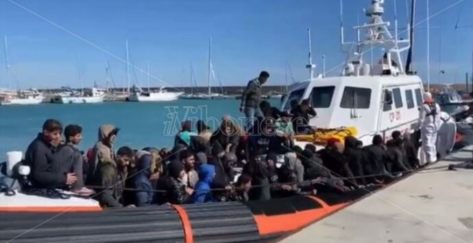 Giunti a Roccella 300 migranti: a bordo anche un cadavere