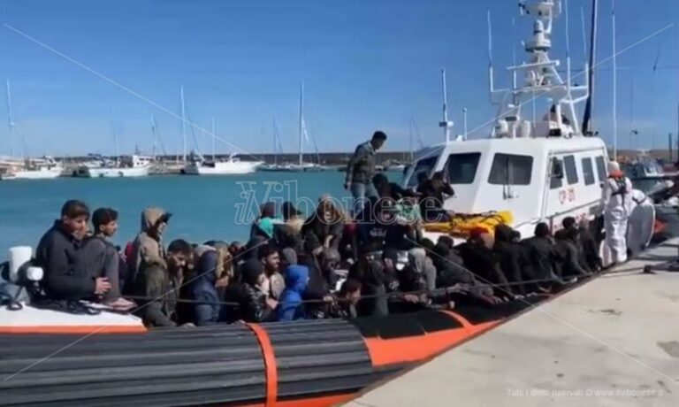 Migranti, arrivate a Reggio Calabria 700 persone