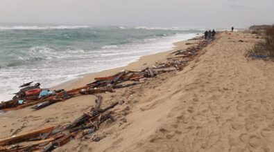 Naufragio a Cutro: trovato corpo su una spiaggia, è la 92esima vittima