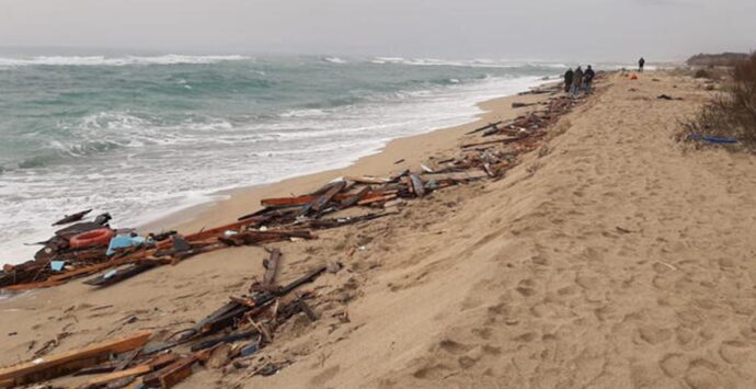 Naufragio a Cutro: trovato corpo su una spiaggia, è la 92esima vittima