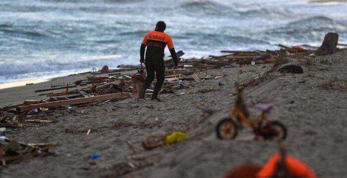 Naufragio Cutro, non è minorenne il presunto scafista indagato