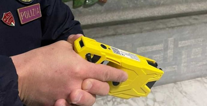 Morde poliziotto al polpaccio, bloccato dagli agenti a Vibo con una pistola taser