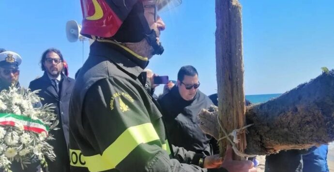 Santa Maria di Ricadi, alla Via Crucis la Croce lignea reliquia del naufragio di Cutro