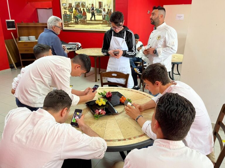 L’arte del fruit carving affascina i ragazzi dell’Istituto alberghiero di Tropea