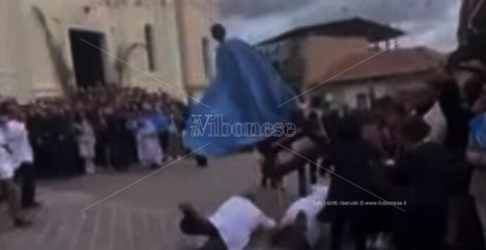 Attimi di tensione a San Calogero: cade la statua della Madonna durante l’Affrontata
