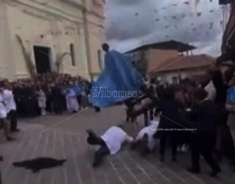 Attimi di tensione a San Calogero: cade la statua della Madonna durante l’Affrontata