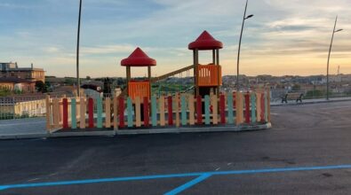 Piazza Spogliatore a Vibo e parco giochi nel parcheggio, duro affondo del M5S