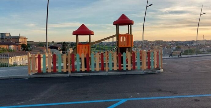 Piazza Spogliatore a Vibo e parco giochi nel parcheggio, duro affondo del M5S