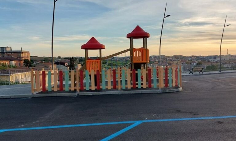 Piazza Spogliatore a Vibo e parco giochi nel parcheggio, duro affondo del M5S