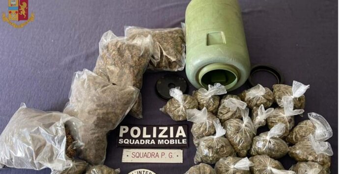 Oltre tre chili di marijuana divisa in dosi sequestrata dalla polizia tra il Vibonese e Rosarno