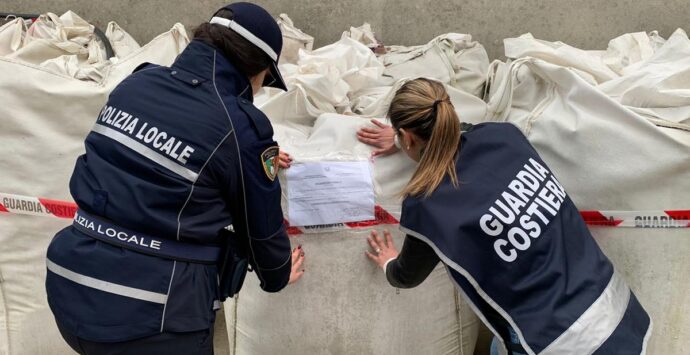 Vibo: Capitaneria e Polizia locale sequestrano un’attività di commercio e lavorazione marmi