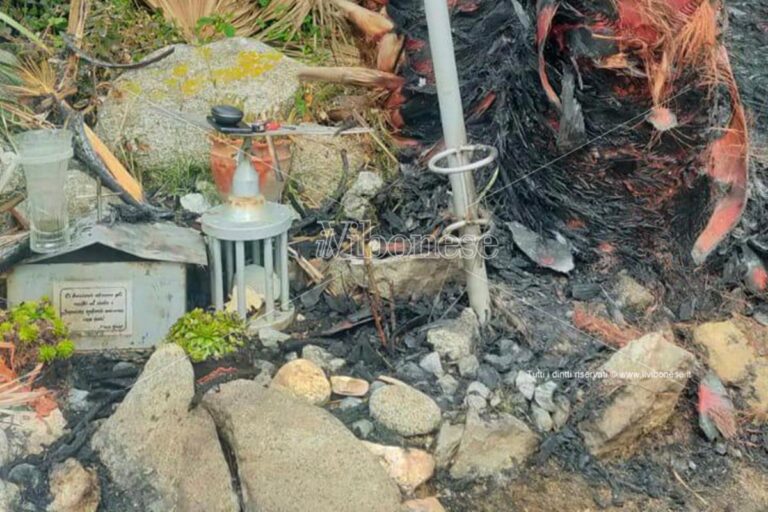 Altarino del padre del sindaco in fiamme: dura condanna dal gruppo “Per Jonadi”