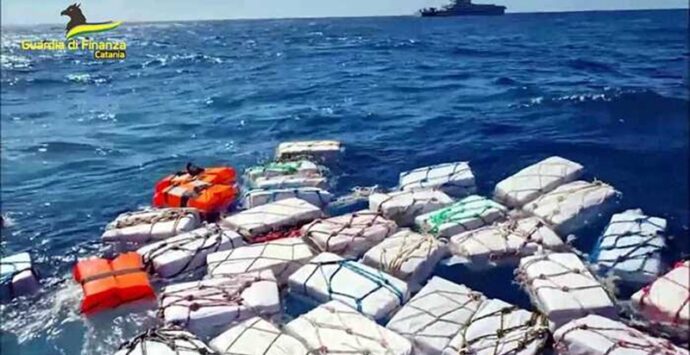 Due tonnellate di cocaina recuperate in mare: maxi sequestro al largo della Sicilia orientale