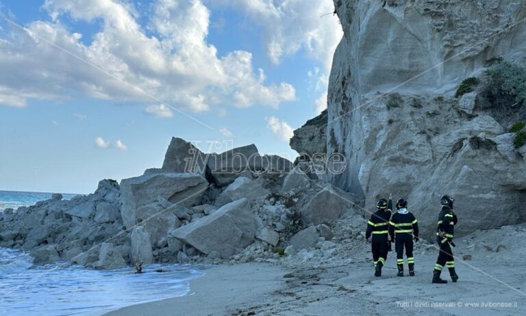 Tropea, crolla costone dell’isola: grossi massi in spiaggia, verifiche in corso