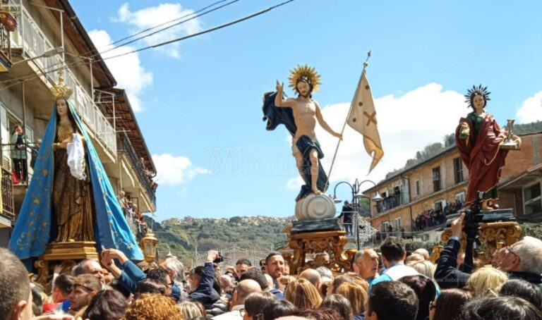 La ‘Ncrinata di Dasà: il rito che racconta l’incontro tra la Madonna e Gesù risorto -Video