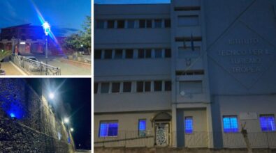 Autismo, per la Giornata mondiale anche gli edifici nel Vibonese si tingono di blu