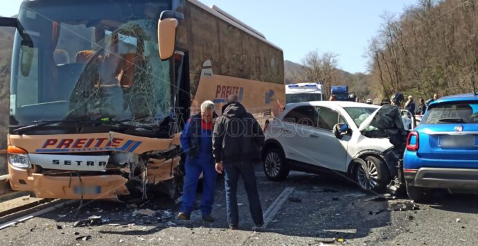 Incidente nel Cosentino, coinvolti un pullman di linea e due auto