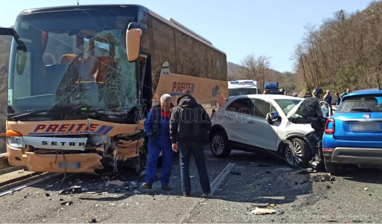 Incidente nel Cosentino, coinvolti un pullman di linea e due auto