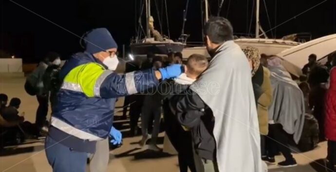 Nuovo sbarco di migranti in Calabria: giunti in novanta nel porto di Roccella