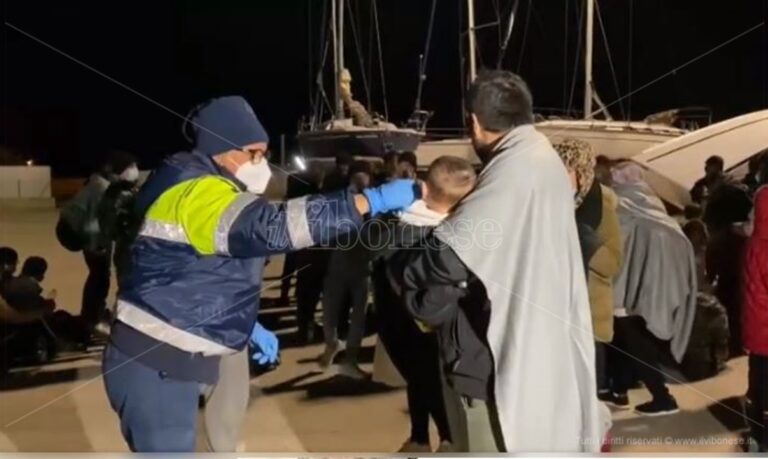 Nuovo sbarco di migranti in Calabria: giunti in novanta nel porto di Roccella