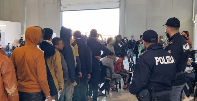 Prima notte dei migranti a Porto Salvo, stamattina la visita di una delegazione del Viminale – Video