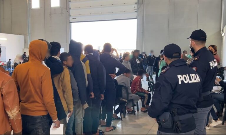 Prima notte dei migranti a Porto Salvo, stamattina la visita di una delegazione del Viminale – Video