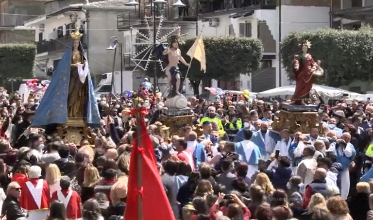 Dall’intronizzazione alla ‘Ncrinata: i suggestivi riti della Pasqua a Dasà -Video