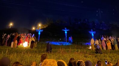 La Passione vivente emoziona la comunità di San Calogero: le foto della 35esima edizione