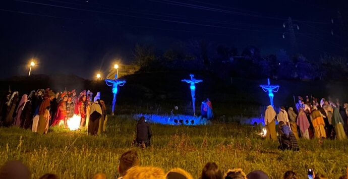 La Passione vivente emoziona la comunità di San Calogero: le foto della 35esima edizione