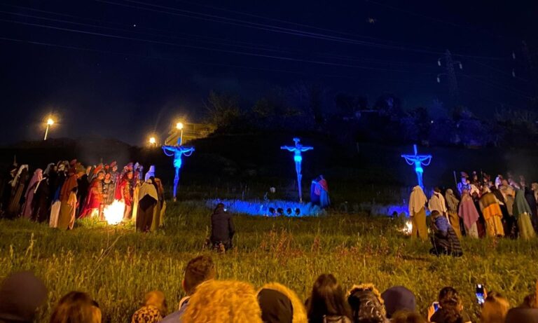 La Passione vivente emoziona la comunità di San Calogero: le foto della 35esima edizione