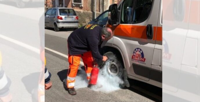 Incidente a Pizzo: arriva l’ambulanza ma una ruota va a fuoco