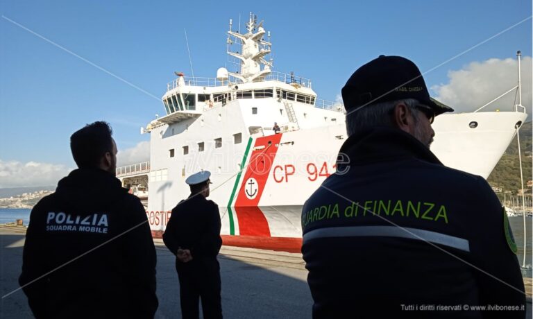 Arrivati al porto di Vibo Marina 390 migranti a bordo della nave Diciotti: ci sono anche 25 bambini