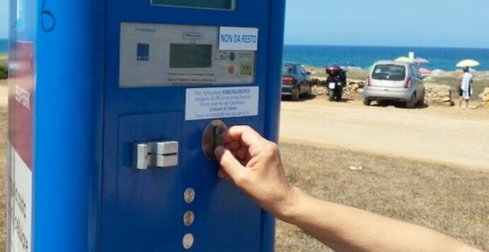 Zambrone, il Comune riattiva le strisce blu dal 1° giugno: 5 ore al mare possono costare anche 12,5 euro solo di parcheggio