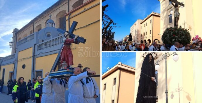 Le vare, a Vibo la processione che racconta la Passione e morte di Gesù -Foto e Video
