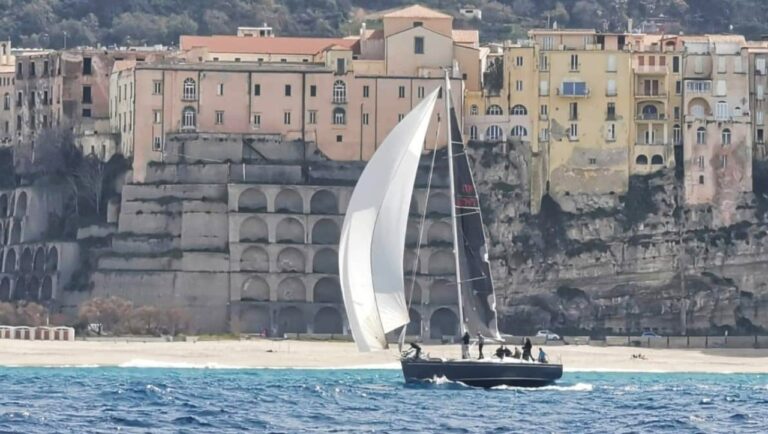 Vela d’Altura: Il trofeo Tropea Marina Yacht a Damanhur, Ariel e Follow Me