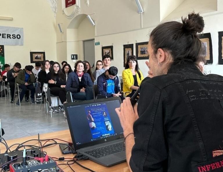 Tropea, gli studenti dello scientifico a dialogo con lo scrittore Visconti