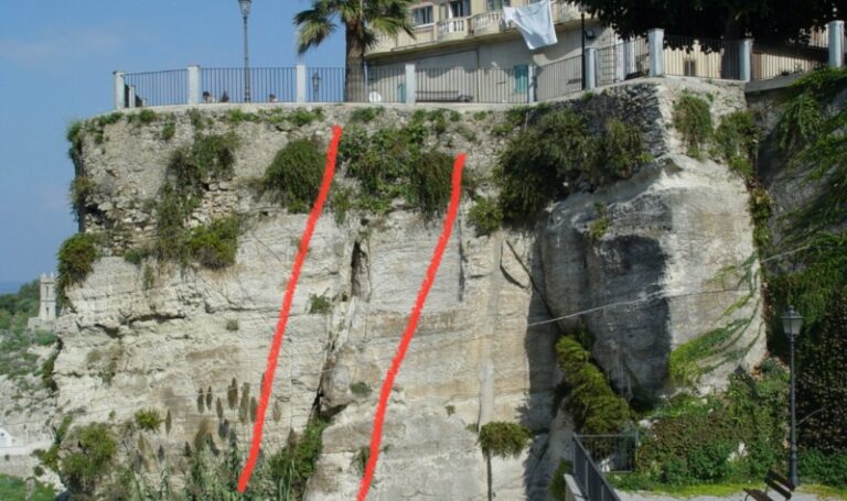 Crolli a Tropea, il geologo dell’Unical Fabio Ietto: «Anche piazza Cannone è a rischio»