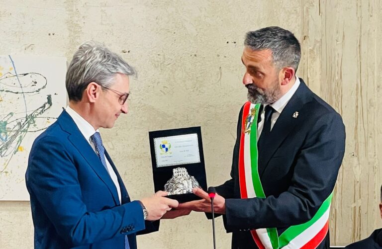 Tropea: il sindaco Macrì conferisce la cittadinanza onoraria al deputato Mangialavori