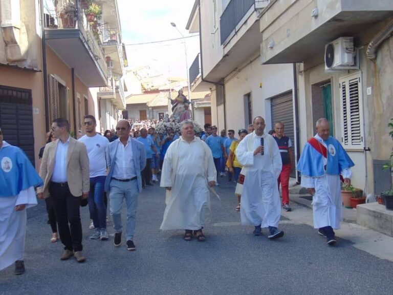 Paravati, il vescovo incontra i fedeli e spiega il trasferimento di don Muscari a Pizzo