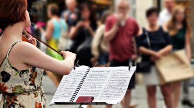 Eventi estivi, il Comune di Briatico cerca artisti di strada: al via la raccolta domande