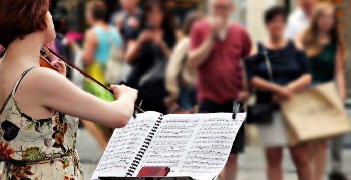 Eventi estivi, il Comune di Briatico cerca artisti di strada: al via la raccolta domande