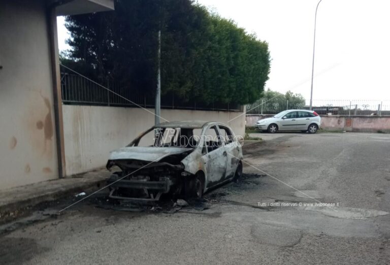 Notte di fuoco a Mileto, auto data alle fiamme in pieno centro