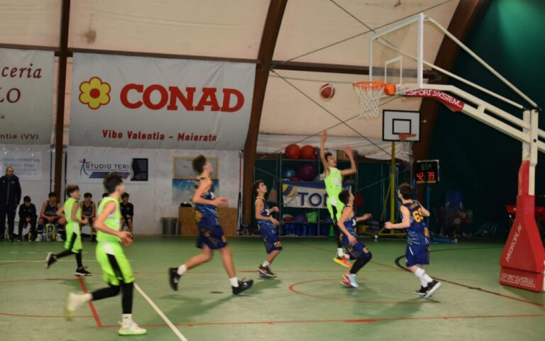 Basket giovanile, larga vittoria per la Kairos Vibo sul Catanzaro