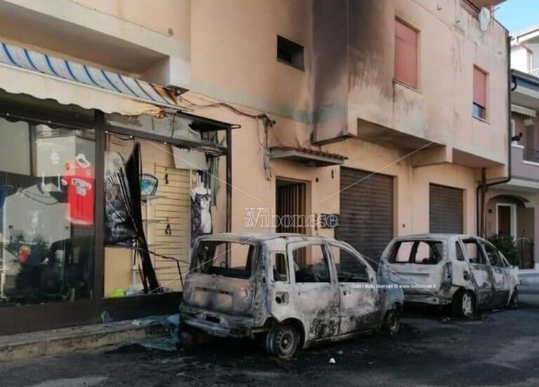 In fiamme due auto a Santa Domenica di Ricadi, indagini in corso