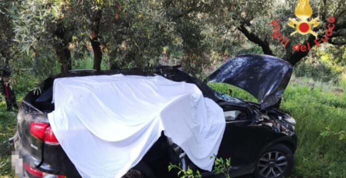 Incidente all’alba nel Catanzarese, auto finisce contro un albero: un morto